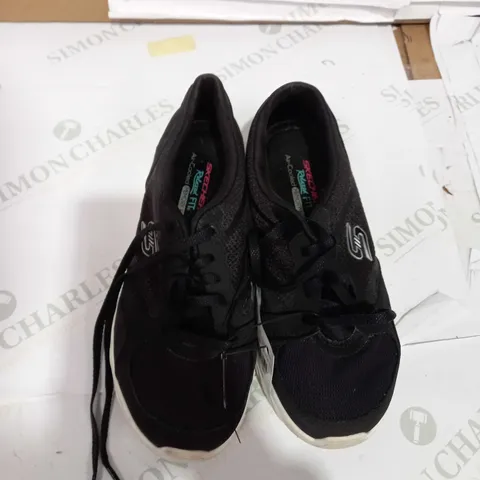 SKECHERS D'LUX BLACK TRAINER - SIZE UK 5.5