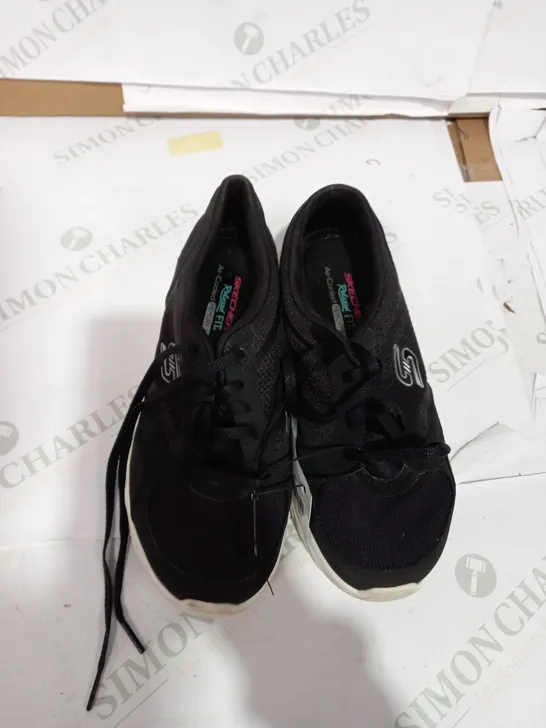 SKECHERS D'LUX BLACK TRAINER - SIZE UK 5.5