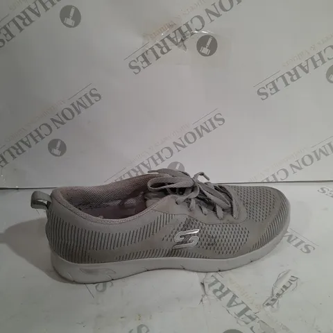 BOXED PAIR OF SKECHERS ARCH FIT TRAINERS IN GREY SIZE 5,5