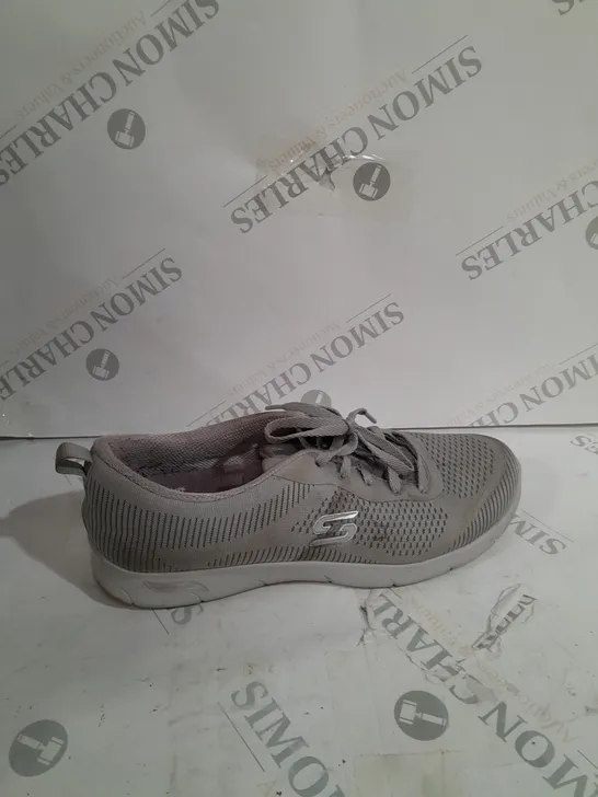 BOXED PAIR OF SKECHERS ARCH FIT TRAINERS IN GREY SIZE 5,5