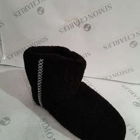 MUK LUKS FREJA BLACK SLIPPERS - SIZE 6