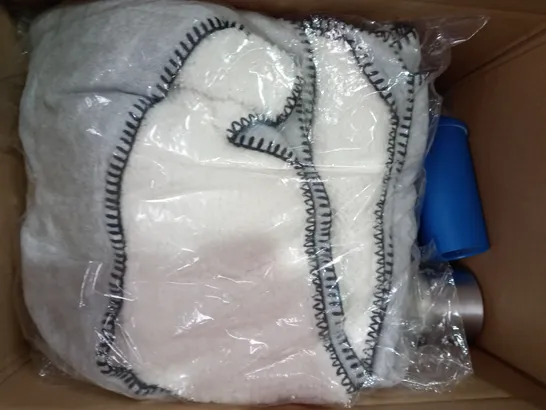 BOX OF APPROXIMATELY 5 ASSORTED HOUSEHOLD ITEMS TO INCLUDE SPARE VACCUM PART, VACUUM INSULATION CUP, LAPTOP CASE, ETC