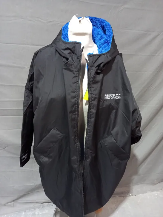 REGATTA JUNIOR WATERPROOF ROBE IN BLACK WITH BLUE FLEECE LINING - 9-13 YEARS