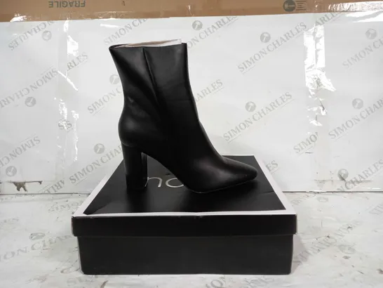 BOXED PAIR OF NOVO HOLLIE FORMAL HEELED BOOTS IN BLACK UK SIZE 6