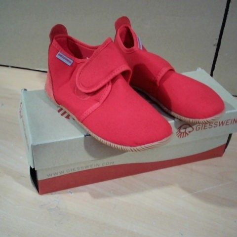 BOXED PAIR OF GIESSWEIN KIDS SLIM FIT SLIPPERS RED SIZE 29
