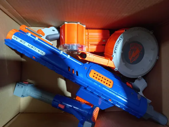 BOX OF APPROXIMATELY 5 ASSORTED TOYS AND GAMES TO INCLUDE BOLAND TOMMY GUN, NERF N-STRIKE ELITE STRONGARM, ETC