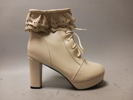 BOXED PAIR OF DESIGNER HIGH BLOCK HEEL ANKLE BOOTS BEIGE EU SIZE 44