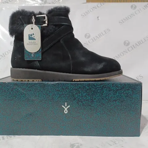 BOXED PAIR OF EMU AUSTRALIA FAUX SUEDE BOOTS IN BLACK - UK 7