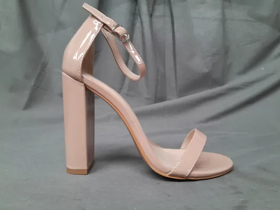 BOXED PAIR OF PRETTY LITTLE THING OPEN TOE HIGH BLOCK HEEL SANDALS IN NUDE UK SIZE 6