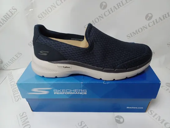 BOXED PAIR OF SKECHERS MEN'S MOTLEY TRAINERS IN NAVY  - SIZE 8