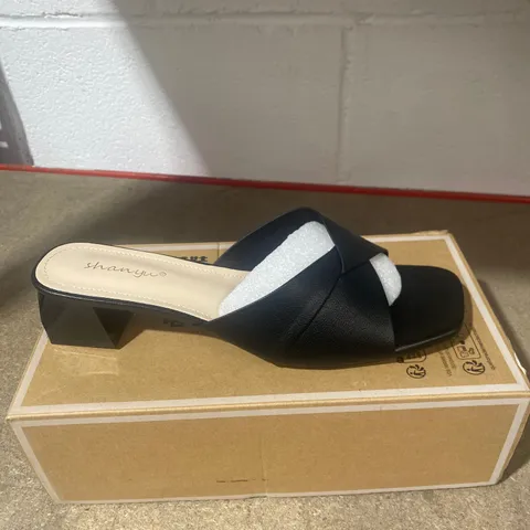 BOXED PAIR OF SHANYU BLACK SHOES SIZE 43