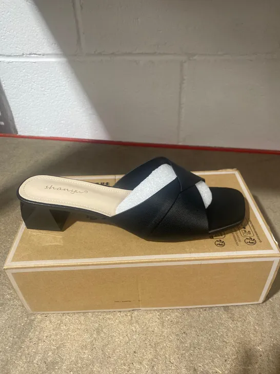 BOXED PAIR OF SHANYU BLACK SHOES SIZE 43