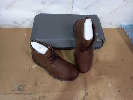 BOXED PAIR OF ECCO BROWN SHOES SIZE 39