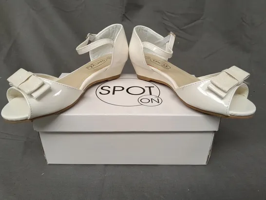 BOXED PAIR OF SPOT ON PEEP TOE PARTY SHOES IN WHITE W. GLITTER EFFECT EU SIZE 33