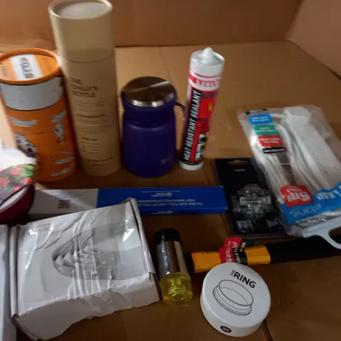 LOT OF ASSORTED HOUSEHOLD ITEMS TO INCLUDE DRINKS CONTAINERS, LED STRIP LIGHT, NIELSEN HAMMER AND METAL BIN