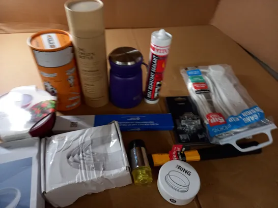 LOT OF ASSORTED HOUSEHOLD ITEMS TO INCLUDE DRINKS CONTAINERS, LED STRIP LIGHT, NIELSEN HAMMER AND METAL BIN