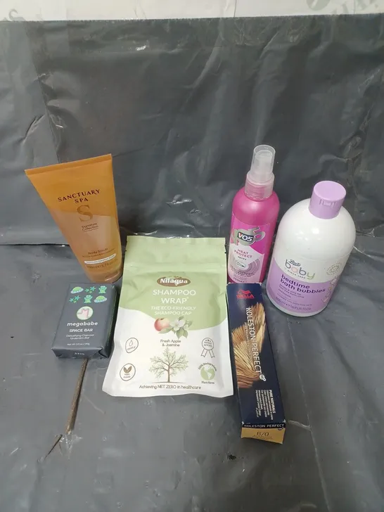 APPROXIMATELY 20 ASSORTED COSMETIC PRODUCTS TO INCLUDE SANCTUARY SPA BODY SCRUB, BABY BATH AND VO5 HEAT PROTECTION SPARY ETC. 