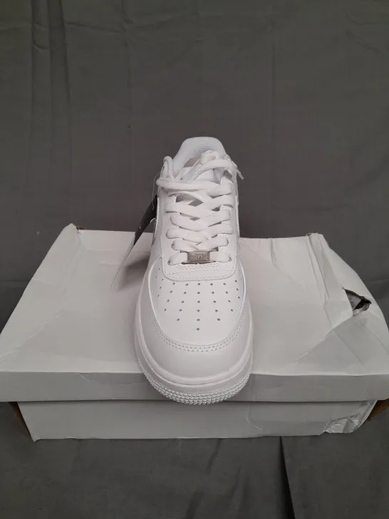 BOXED PAIR OF NIKE AIR FORCE 1 WHITE SIZE UK 7 