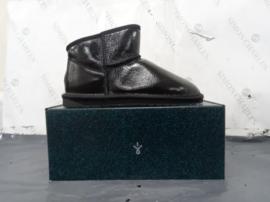 BOXED PAIR OF EMU AUSTRALIA SHOES IN GLOSSY BLACK SIZE 7