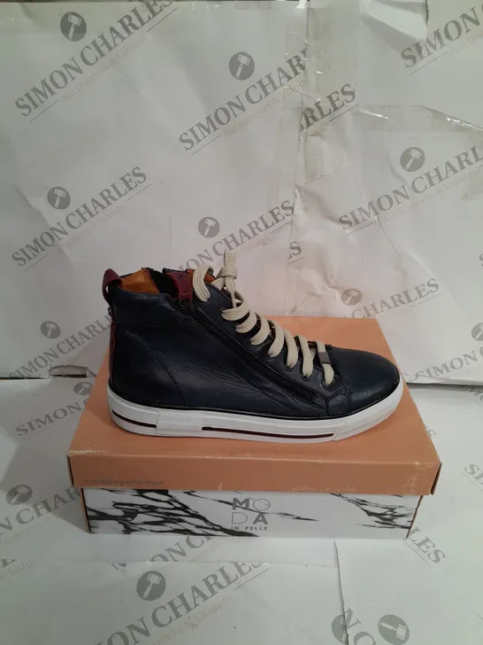 BOXED MODA FEROZI NAVY LEATHER TRAINERS SIZE 39