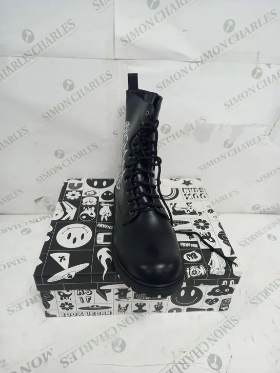 BOXED PAIR OF KOI FOOTWEAR THE STATEMENT ANIMAL FREE MENS MILITARY BOOTS - SIZE 11