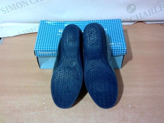 BOXED PAIR OF SLEEPERS SIZE 6