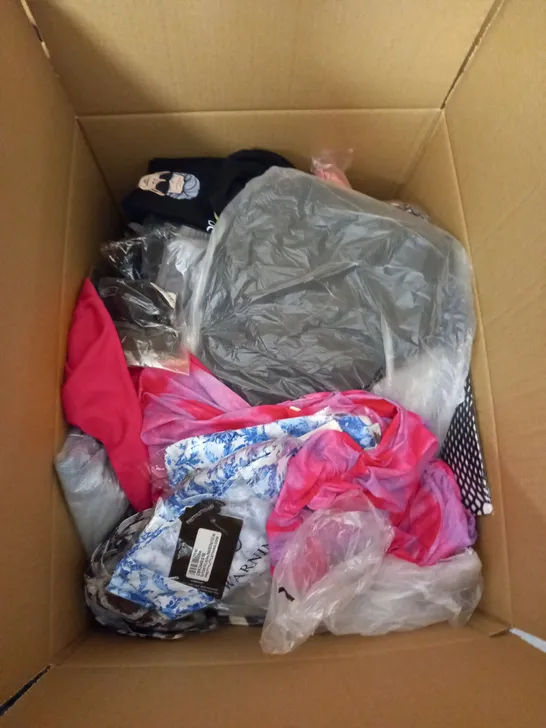 LARGE QUANTITY OF CLOTHING ITEMS TO INCLUDE DRESSES, SWEATERS, JEANS, T-SHIRTS, ETC