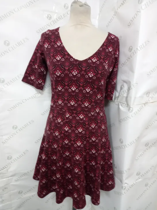 HOLLISTER LOW ROUND NECK MINO DRESS IN RED FLORAL - MEDIUM