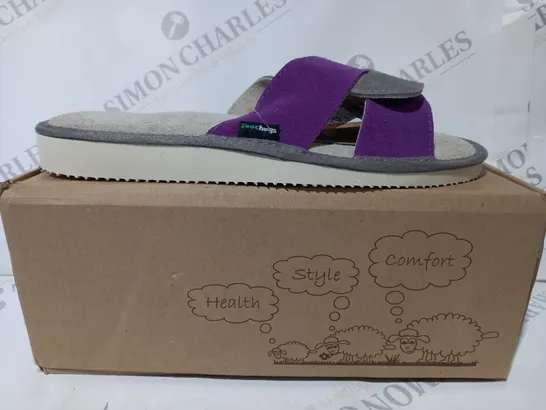 BOXED PAIR OF FOOT HUGS OPEN TOE SUEDE SLIPPER SANDALS IN GREY/PURPLE UK SIZE 7