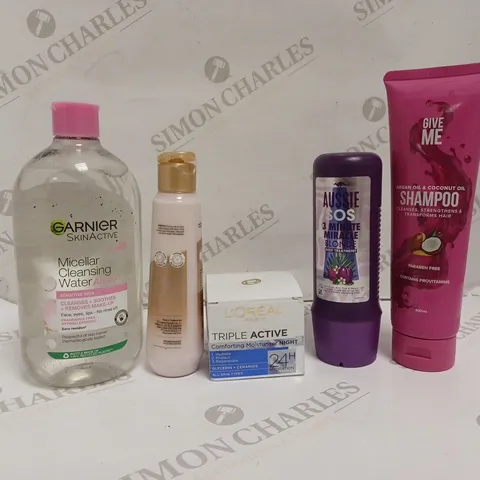 APPROXIMATELY 10 ASSORTED HEALTH AND BEAUTY PRODUCTS TO INCLUDE SANCTUARY SPA BODY LOTION, LOREAL PARIS TRIPLE ACTIVE MOISTURISER, GARNIER CLEANSING WATER 