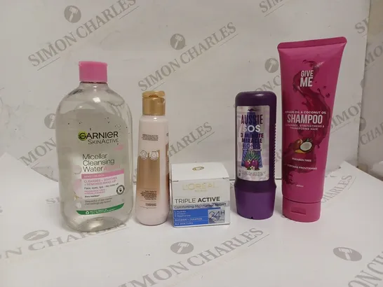 APPROXIMATELY 10 ASSORTED HEALTH AND BEAUTY PRODUCTS TO INCLUDE SANCTUARY SPA BODY LOTION, LOREAL PARIS TRIPLE ACTIVE MOISTURISER, GARNIER CLEANSING WATER 