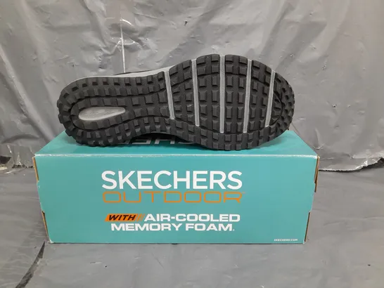 BOXED PAIR OF SKECHERS OUTDOOR MEMORY FOAM TRAINERS IN BLACK/HOT PINK SIZE 7