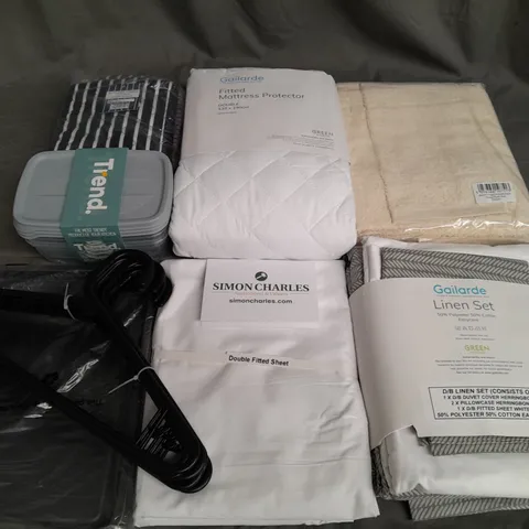 LOT OF 9 ASSORTED HOUSEHOLD ITEMS TO INCLUDE MATTRESS PROTECTOR, LINEN SET, OVEN GLOVE AND DOUBLE DUVET