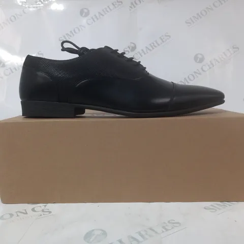 BOXED PAIR OF EVERYDAY LACE UP SHOES IN BLACK SIZE 10