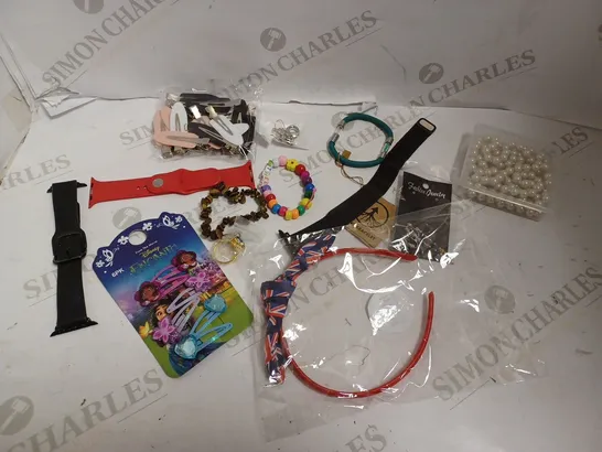 BOX OF APPROX 20 COSTUME JEWELLERY ITEMS INCLUDING NECKLACES, RINGS AND BRACELETS