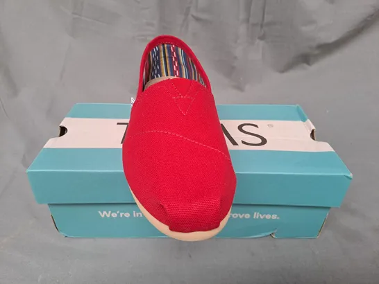 BOXED PAIR OF TOMS ALPARGATA SLIP-ON CANVAS SHOES IN RED UK SIZE 6