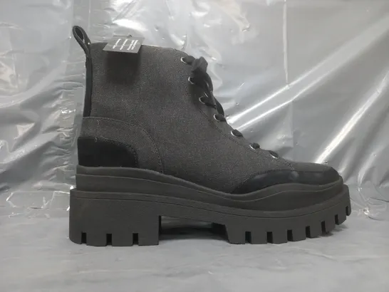 BOXED PAIR OF VIONIC HIKER BOOTS IN BLACK SIZE 7