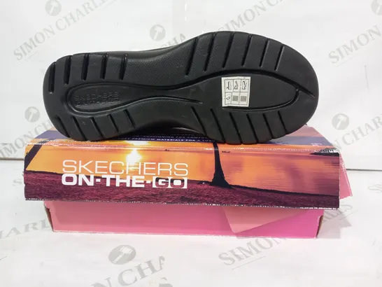 BOXED PAIR OF SKECHERS SLIP-ON SHOES IN BLACK UK SIZE 2.5