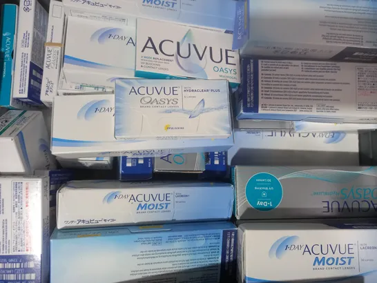 APPROXIMATELY 20 ASSORTED HOUSEHOLD ITEMS TO INCLUDE ACUVUE OASYS CONTACT LENSES, ACUVUE MOIST CONTACT LENSES, ETC