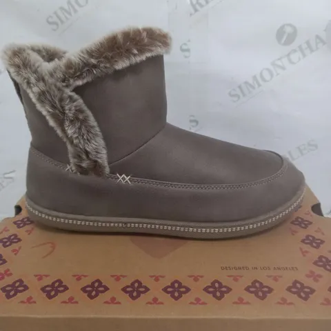 BOXED PAIR OF SKECHERS COZY SLIPPER BOOTS IN TAUPE SIZE 3.5