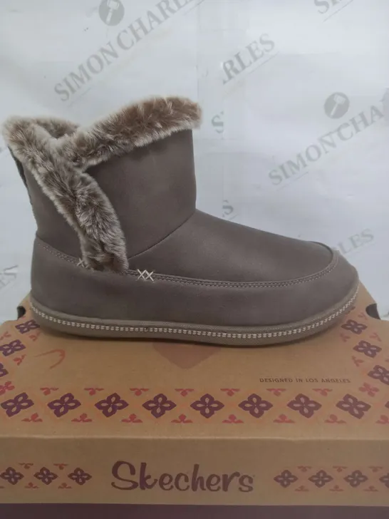 BOXED PAIR OF SKECHERS COZY SLIPPER BOOTS IN TAUPE SIZE 3.5