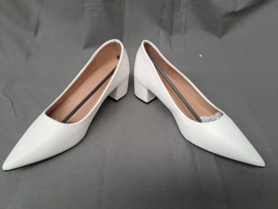 BOXED PAIR OF DESIGNER POINTED TOE BLOCK HEEL SHOES IN WHITE EU SIZE 38