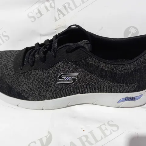 BOXED PAIR OF SKECHERS ARCH FIT REFINE TRAINERS (BLACK), SIZE 6 UK