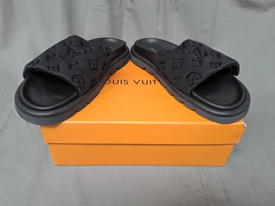 BOXED PAIR OF LOUIS VUITTON PARIS SLIDERS IN BLACK EU SIZE 41