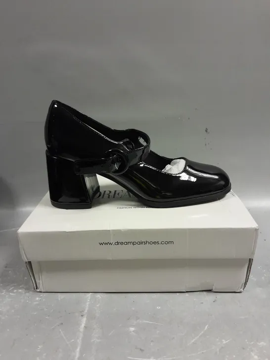 BOXED PAIR OF DREAM PAIRS MID RISE SHINY BLACK SHOES - 5