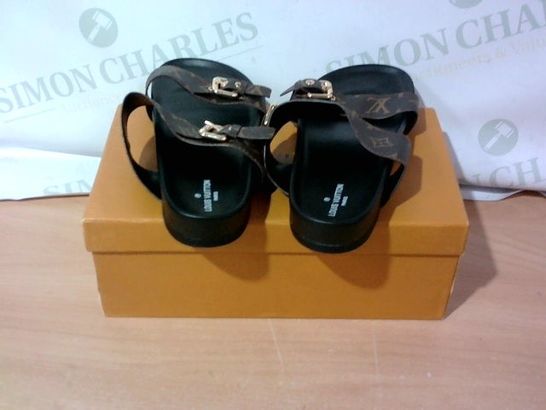 BOXED PAIR OF DESIGNER FAUX LEATHER STRAP SANDALS SIZE 39