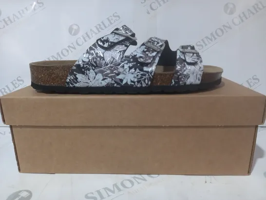 BOXED PAIR OF BONOVA OPEN TOE SANDALS IN BLACK/WHITE FLORAL DESIGN SIZE 6