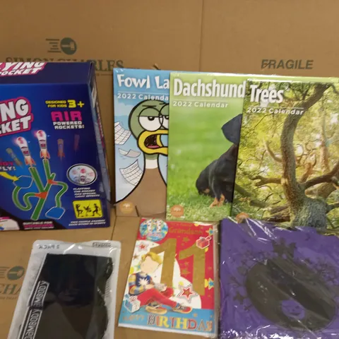 BOX OF APPROX 20 ASSORTED ITEMS TO INCLUDE FLYING ROCKET GAME, ASSORTED CALENDARS, HALLOWEEN TRICK AND TREAT