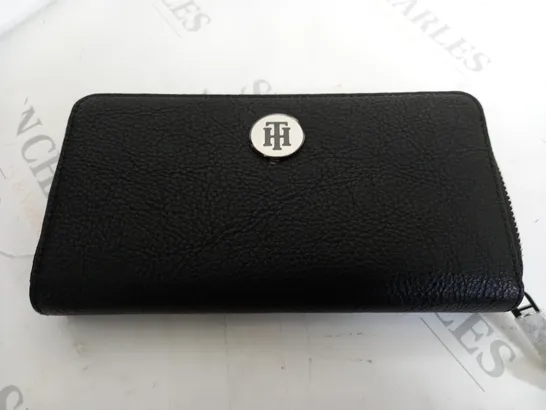 TOMMY HILFIGER LARGE ZIP AROUND WALLET BLACK