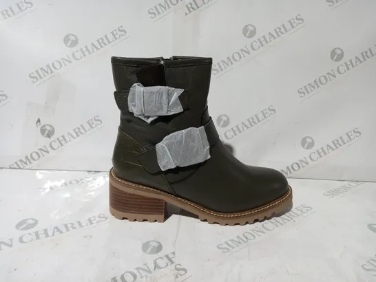 BOXED PAIR OF MODA IN PELLE CORNELIA BIKER BOOTS IN KHAKI UK SIZE 7